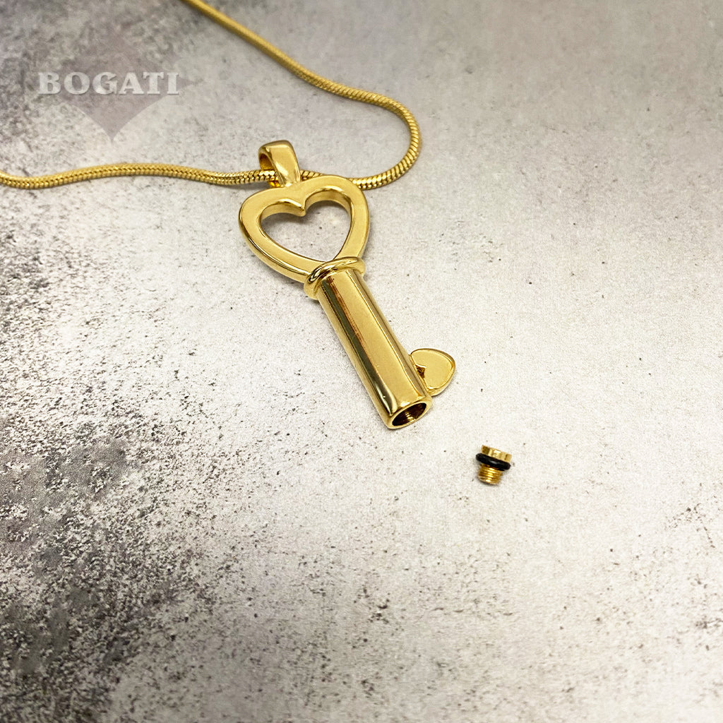 J-199 - Heart-shaped Key Bow with Heart Tip - Pendant with Chain