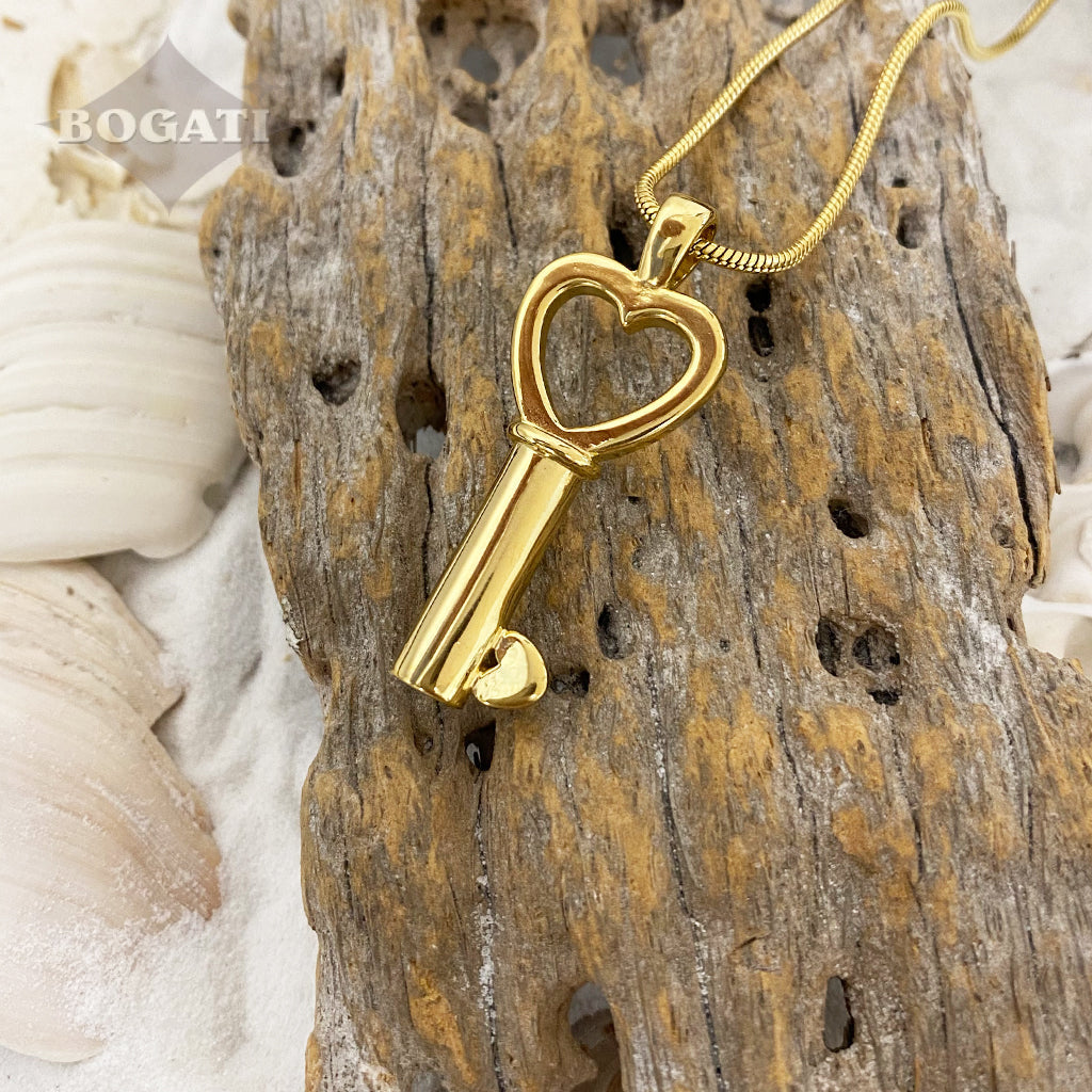 J-199 - Heart-shaped Key Bow with Heart Tip - Pendant with Chain