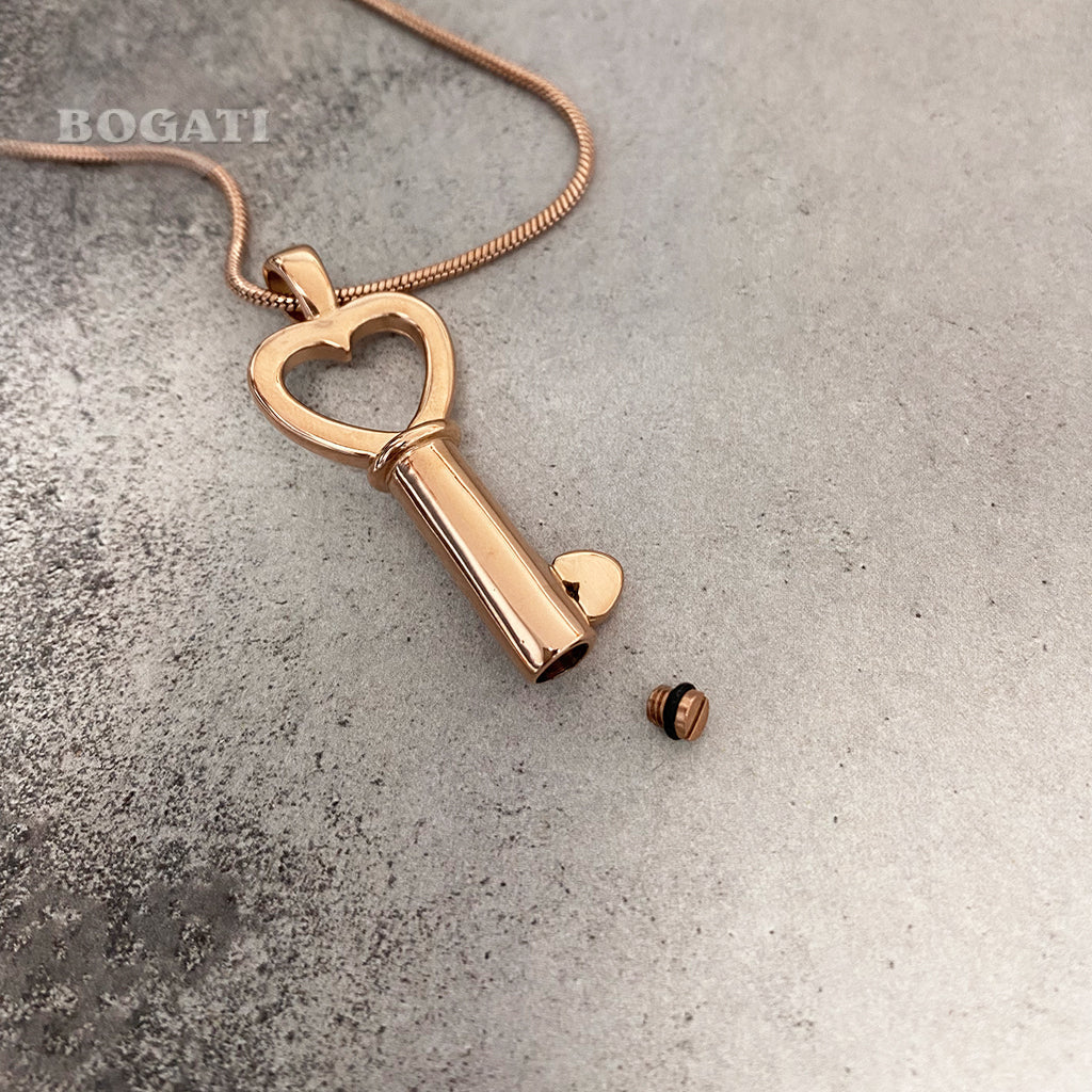 J-199 - Heart-shaped Key Bow with Heart Tip - Pendant with Chain
