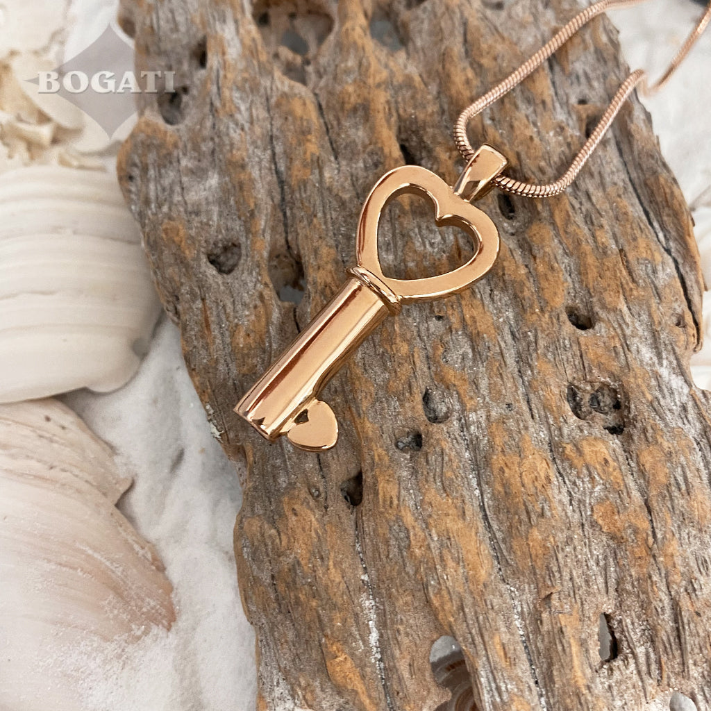 J-199 - Heart-shaped Key Bow with Heart Tip - Pendant with Chain