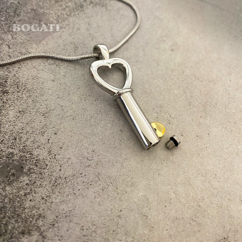 J-199 - Heart-shaped Key Bow with Heart Tip - Pendant with Chain