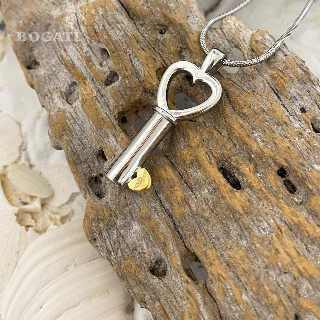 J-199 - Heart-shaped Key Bow with Heart Tip - Pendant with Chain